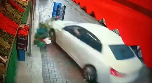 Sürücü markete daldı, şans eseri yaralanan olmadı Sürücü markete daldı, şans eseri yaralanan olmadı