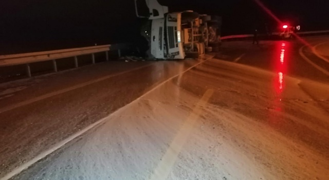 Süt tankeri devrildi, tonlarca süt yola döküldü Süt tankeri devrildi, tonlarca süt yola döküldü