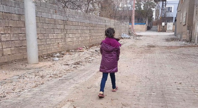 Tableti olmayan 7 yaşındaki öğrenci, canlı derslere katılmak için her gün 1 kilometre yürüyor