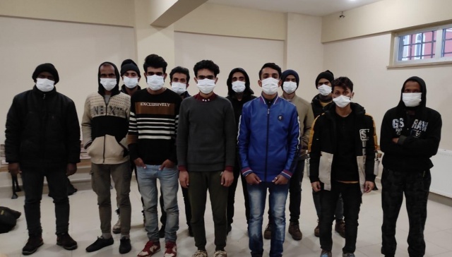 TEM’de durdurulan minibüste 12 düzensiz göçmen yakalandı