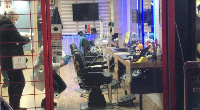 Tıraş olan adamı vurmak için berbere kurşun yağdırdılar: 1 yaralı