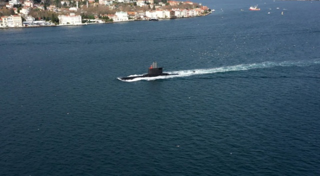 Türk denizaltısı İstanbul Boğazı’ndan böyle geçti