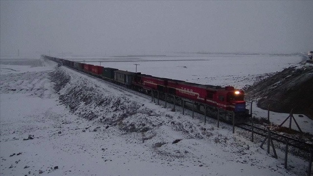 Türkiye&#039;den Çin&#039;e gidecek ilk blok ihracat treni Kars&#039;tan Gürcistan&#039;a uğurlandı