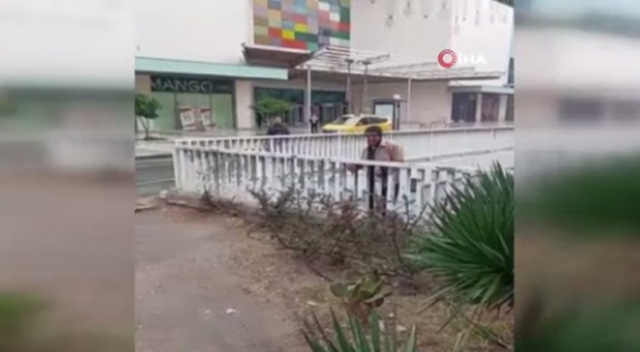 Üst geçide çıkıp ‘ölmek istiyorum’ dedi, ‘Buradan atlarsan ölmezsin’ sözüyle ikna edildi Üst geçide çıkıp ‘ölmek istiyorum’ dedi, ‘Buradan atlarsan ölmezsin’ sözüyle ikna edildi