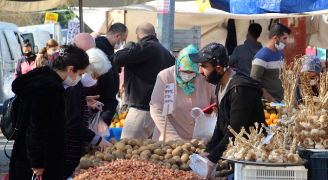 Vaka artışının devam ettiği Antalya'da pazar yoğunluğu Vaka artışının devam ettiği Antalya'da pazar yoğunluğu