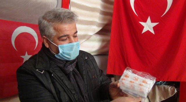 Yerden maske alıp kullanan yaşlıyı gördü 24 bin maske dağıttı Yerden maske alıp kullanan yaşlıyı gördü 24 bin maske dağıttı