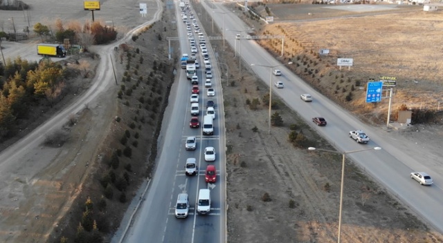 Yılbaşı öncesi trafik yoğunluğu: Binlerce kişi yollara akın etti