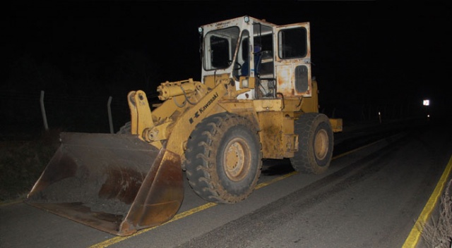 Yol ortasına terk edilen iş makinesinde kurşun izlerine rastlandı Yol ortasına terk edilen iş makinesinde kurşun izlerine rastlandı