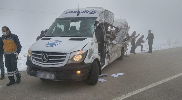 Yolcu minibüsü tırla çarpıştı: Ölü ve yaralılar var Yolcu minibüsü tırla çarpıştı: Ölü ve yaralılar var