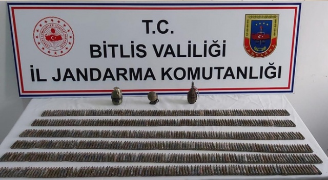 2 sığınak içerisinde 3 el bombası ile çok sayıda kaleşnikof fişeği ele geçirildi 2 sığınak içerisinde 3 el bombası ile çok sayıda kaleşnikof fişeği ele geçirildi