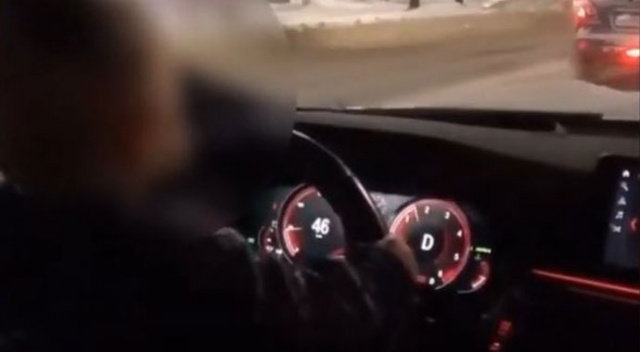 2 yaşındaki çocuğuna araba kullandıran baba tepki topladı