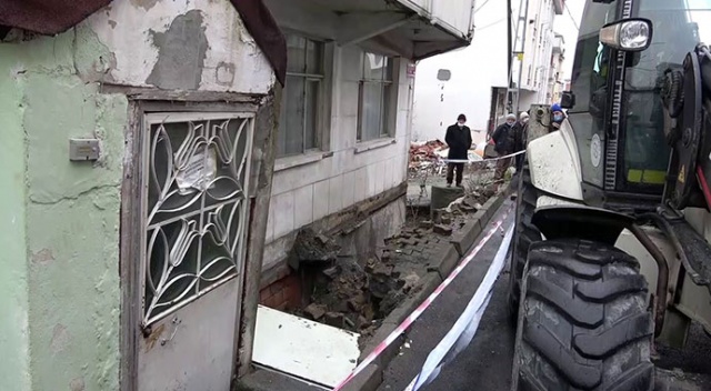 Arnavutköy&#039;de kaldırım çöktü: Bir bina boşaltılarak mühürlendi