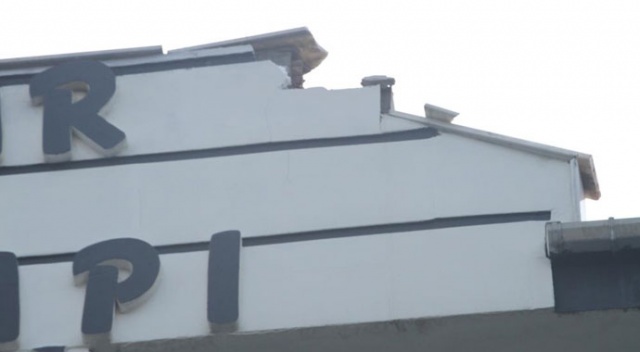 Ayvalık’ta bir evin çatısına yıldırım düştü