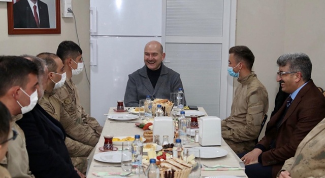 Bakan Soylu yılın ilk kahvaltısını üs bölgesindeki askerlerle yaptı Bakan Soylu yılın ilk kahvaltısını üs bölgesindeki askerlerle yaptı