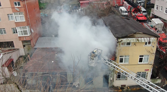 Beyoğlu'ndaki bina yangını söndürüldü