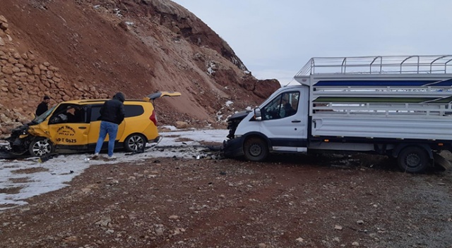 Bingöl’de trafik kazası: 1 ölü, 2 yaralı Bingöl’de trafik kazası: 1 ölü, 2 yaralı