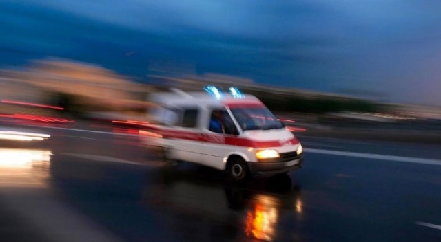 Buzlanan yolda zincirleme trafik kazası: 3 yaralı Buzlanan yolda zincirleme trafik kazası: 3 yaralı