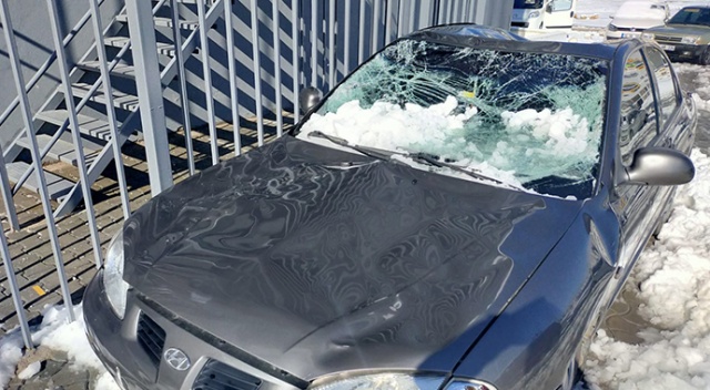 Çatıdaki kar kütlesi otomobili hurdaya çevirdi