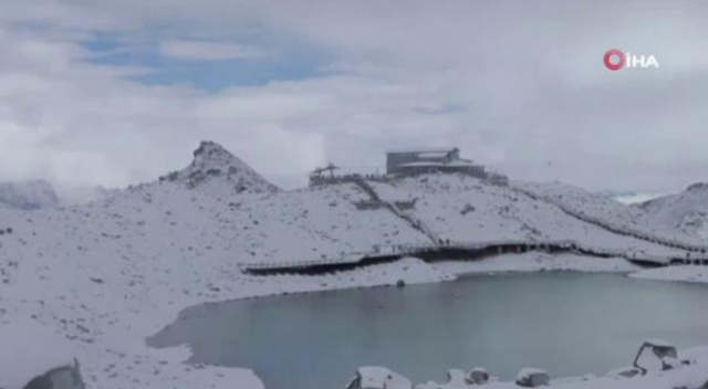 Çinli bilim adamları, erimesini yavaşlatmak için buzulu örtü ile kapladı