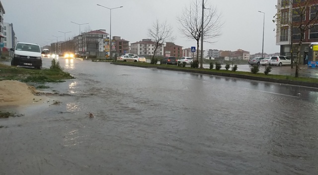 Çorlu'da sağanak yağış hayatı olumsuz etkiledi