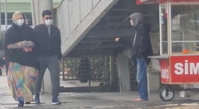 Dilenci çocukların çıplak ayak oyunu kamerada Dilenci çocukların çıplak ayak oyunu kamerada