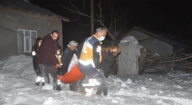 Ekipler karlı yolları açıp 76 yaşındaki hastaya ulaştı