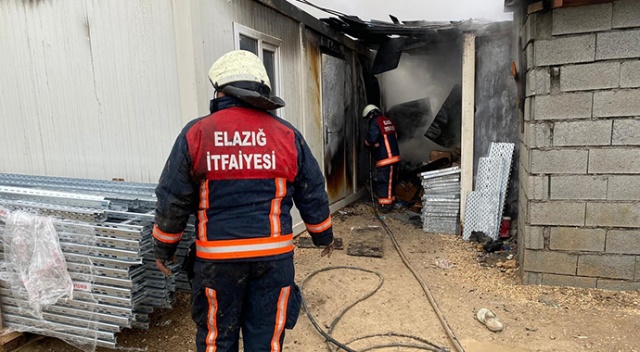 Elazığ&#039;da işçilerin kaldığı konteynerlerde çıkan yangın söndürüldü