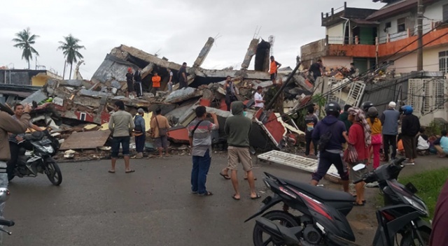 Endonezya'da 6.2 şiddetinde deprem: 10 ölü, 637 yaralı Endonezya'da 6.2 şiddetinde deprem: 10 ölü, 637 yaralı