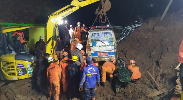 Endonezya’da heyelan: 11 ölü, 18 yaralı Endonezya’da heyelan: 11 ölü, 18 yaralı