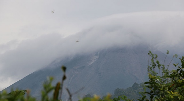 Endonezya Jeofizik Merkezi, Merapi Yanardağı için uyarıda bulundu Endonezya Jeofizik Merkezi, Merapi Yanardağı için uyarıda bulundu