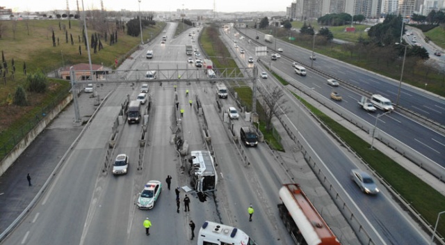 Esenyurt'ta gişelerin betonuna çarpan midibüs devrildi: 7 yaralı Esenyurt'ta gişelerin betonuna çarpan midibüs devrildi: 7 yaralı