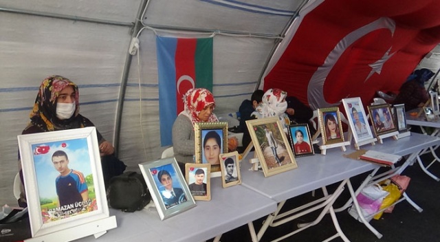 Evlat nöbetindeki ailelerden HDP'li vekillere çağrı: Çocuklarımızı PKK’dan istesinler, PKK’yı kınasınlar Evlat nöbetindeki ailelerden HDP'li vekillere çağrı: Çocuklarımızı PKK’dan istesinler, PKK’yı kınasınlar