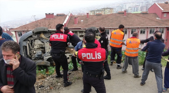 Freni boşalan kepçe 2 araca çarptı