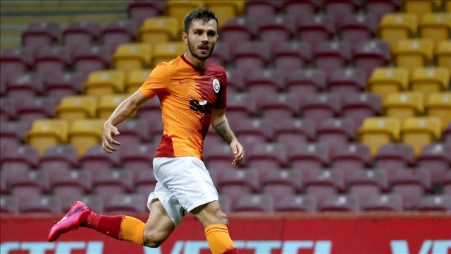 Galatasaraylı futbolcu Emre Kılınç, gördüğü kırmızı karttan dolayı özür diledi Galatasaraylı futbolcu Emre Kılınç, gördüğü kırmızı karttan dolayı özür diledi