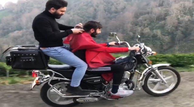 Hareket halindeki motosiklette arkadaşını tıraş etti, o anları sosyal medyadan paylaştı Hareket halindeki motosiklette arkadaşını tıraş etti, o anları sosyal medyadan paylaştı