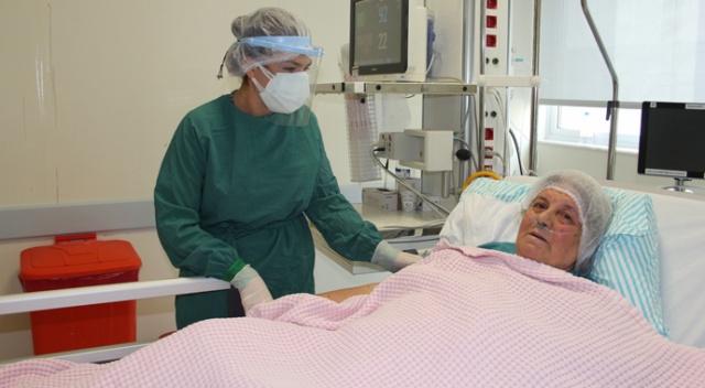 Hastanın 'Evladın olsa böyle bakmaz' dediği yoğun bakım hemşiresi yaşadıklarını anlattı