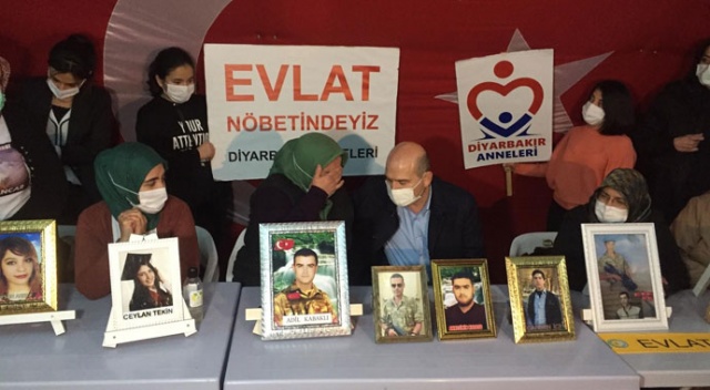 İçişleri Bakanı Soylu, HDP önünde evlatlarının yolunu gözleyen alilerle buluştu İçişleri Bakanı Soylu, HDP önünde evlatlarının yolunu gözleyen alilerle buluştu