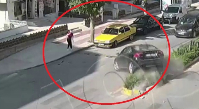 İnanılmaz anlar... Ezilmekten saniyelerle böyle kurtuldu İnanılmaz anlar... Ezilmekten saniyelerle böyle kurtuldu