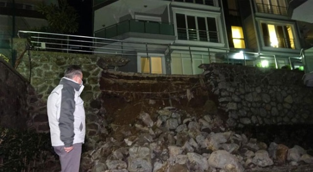 İstinat duvarı çöktü, sesi duyan 'deprem oluyor' zannetti İstinat duvarı çöktü, sesi duyan 'deprem oluyor' zannetti