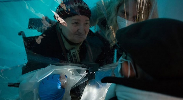 İtalya’da 'sarılma odaları': Plastik ekran arkasında hasret gideriyorlar İtalya’da 'sarılma odaları': Plastik ekran arkasında hasret gideriyorlar