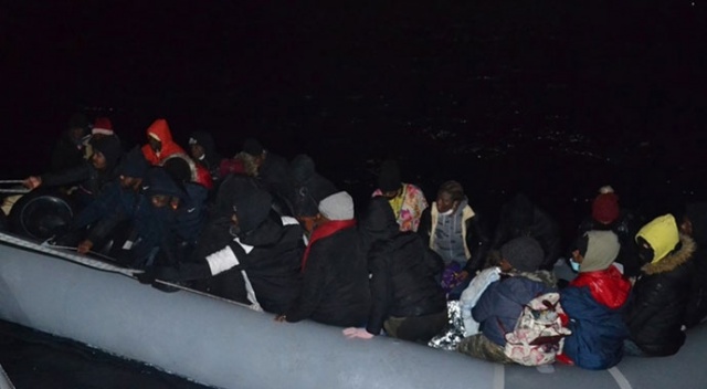 İzmir açıklarında Türk kara sularına itilen 48 sığınmacı kurtarıldı