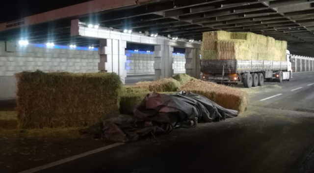 İzmir'de saman yüklü tır alt geçide sıkıştı