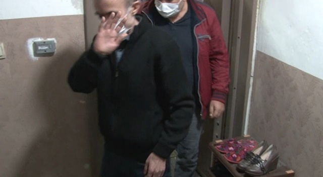 Kapının önüne çocuk ayakkabısı koyup ev süsü verilen yerde kumar oynayanlara baskın Kapının önüne çocuk ayakkabısı koyup ev süsü verilen yerde kumar oynayanlara baskın