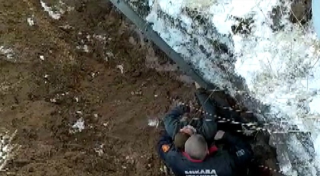 Küçük çocuk parka giderken 5 metrelik çukura düştü