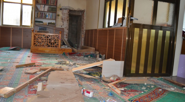 Manisa’da caminin minaresine yıldırım düştü