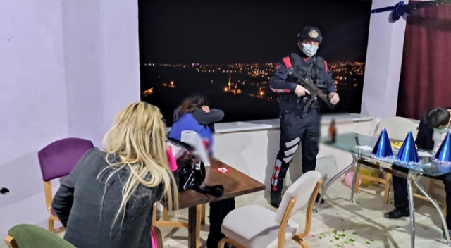 Mersin&#039;de inşaat halindeki binada yılbaşı kutlaması yapan 18 kişi yakalandı