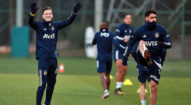 Mesut Özil, Fenerbahçe&#039;deki ilk antrenmanına çıktı