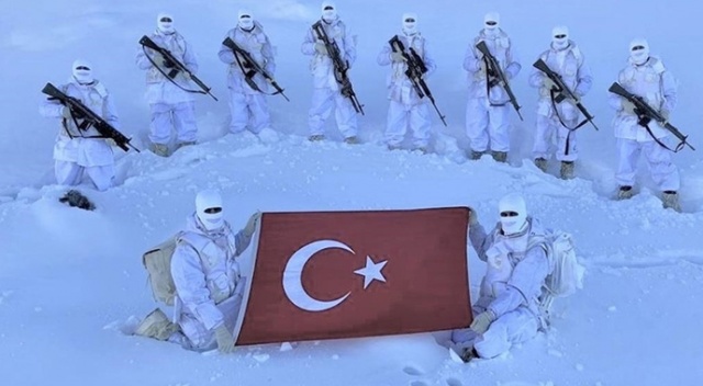MSB zorlu hava şartlarında faaliyetlerini sürdüren Mehmetçiğin fotoğrafını paylaştı