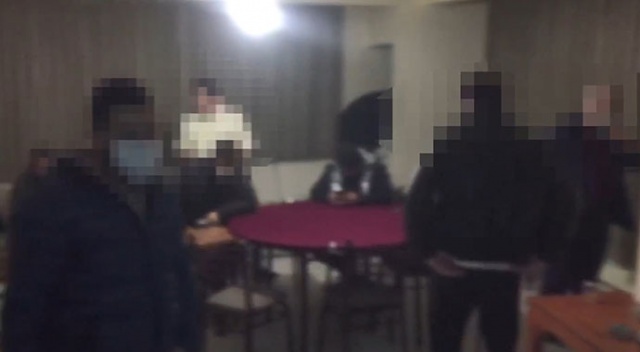 Mühürlenen iş yerinde kumar oynayan 13 kişiye ceza kesildi Mühürlenen iş yerinde kumar oynayan 13 kişiye ceza kesildi