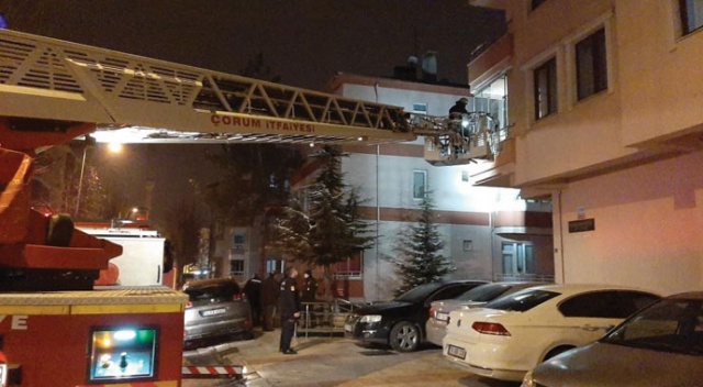 Namaz kıldığı odada mahsur kalan kadını itfaiye kurtardı